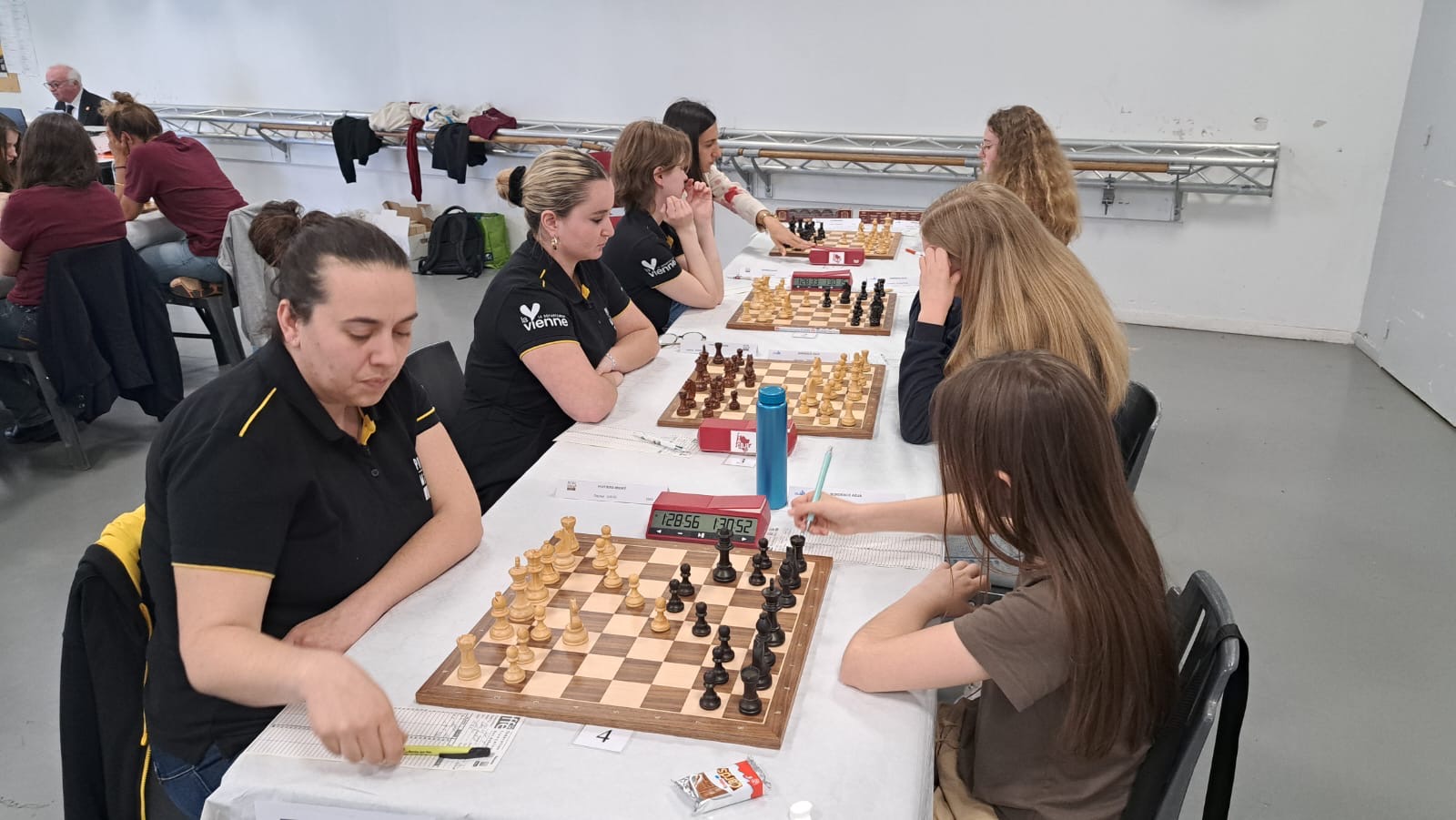 Écoles, collèges Lycée sur Grand Poitiers, initiez-vous et bénéficiez d'animation échecs réalisées par les animateurs du club de Poitiers-Migné Échecs. Avec Poitiers-Migné Échecs, proposez les bienfaits des échecs en classe dans votre établissement scolaire : en école, en collège, en lycée. Que vous soyez de Poitiers, Buxerolles, Sanxay, Tercé, Saint-Sauvant, Beaumont Saint-Cyr ou encore Chauvigny, nous intervenons sur l'ensemble du territoire de de Grand-Poitiers. Poitiers-Migné Échecs est un club historique par ses 30 ans d'histoire au plus haut niveau sportif. Rejoignez l'une des trois communauté de joueurs d'échecs les plus importante de toute la Nouvelle Aquitaine. Poitiers-Migné Échecs c'est enfin une école d'échecs qui forme les meilleurs jeunes joueurs de Nouvelle Aquitaine.