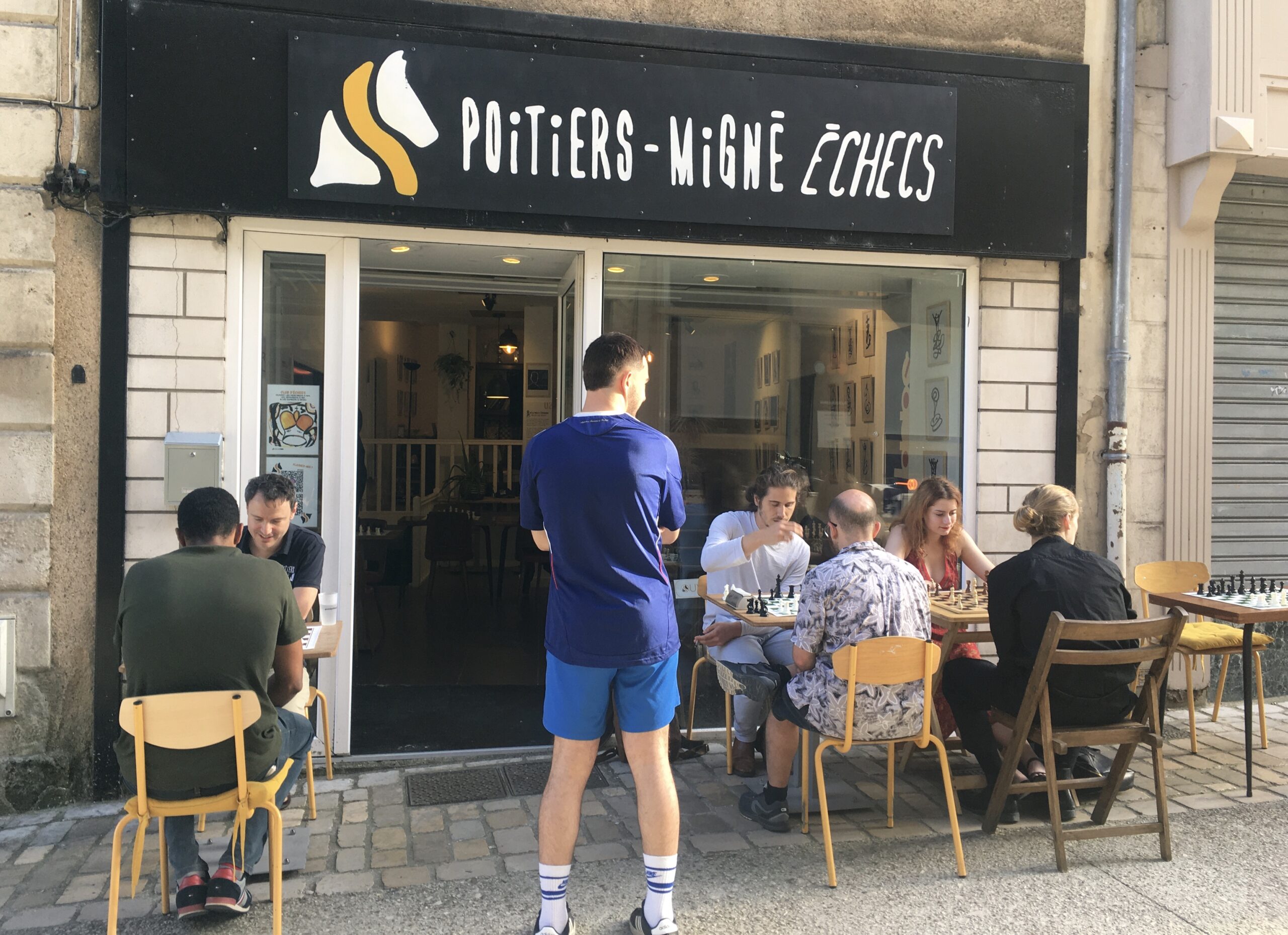 Avec Poitiers-Migné Échecs, proposez les bienfaits des échecs en classe dans votre établissement scolaire : en école, en collège, en lycée. Que vous soyez de Poitiers, Buxerolles, Sanxay, Tercé, Saint-Sauvant, Beaumont Saint-Cyr ou encore Chauvigny, nous intervenons sur l'ensemble du territoire de de Grand-Poitiers. Vous pouvez nous contacter pour que nous vous proposions une formule adaptée. Poitiers-Migné Échecs est un club historique par ses 30 ans d'histoire au plus haut niveau sportif. Rejoignez l'une des trois communauté de joueurs d'échecs les plus importante de toute la Nouvelle Aquitaine. Poitiers-Migné Échecs c'est enfin une école d'échecs qui forme les meilleurs jeunes joueurs de Nouvelle Aquitaine.