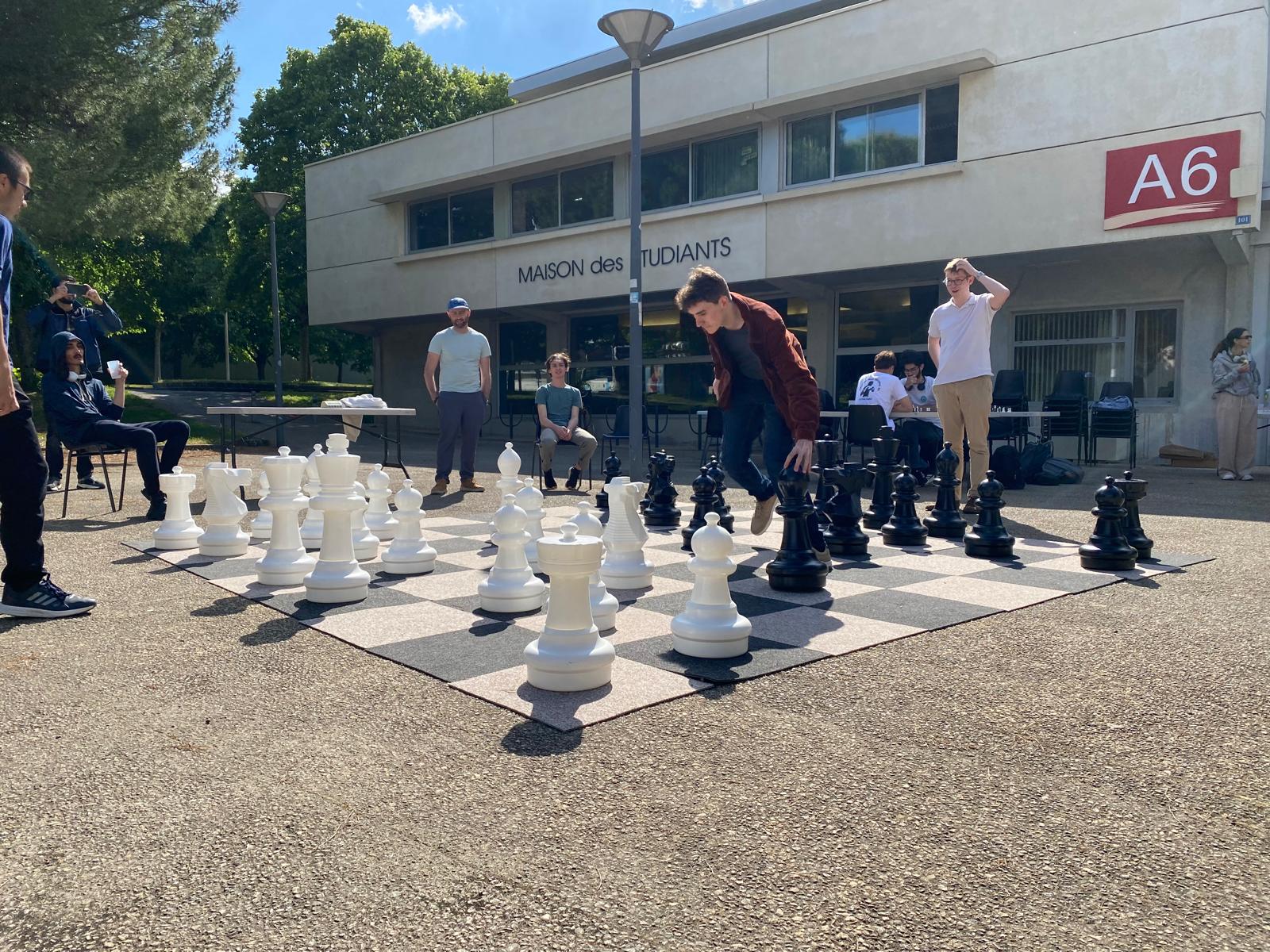 Poitiers-Migné Échecs Écoles, collèges Lycée sur Grand Poitiers, initiez-vous et bénéficiez d'animation échecs réalisées par les animateurs du club de Poitiers-Migné Échecs. Avec Poitiers-Migné Échecs, proposez les bienfaits des échecs en classe dans votre établissement scolaire : en école, en collège, en lycée. Que vous soyez de Buxerolles, de Montmorillon ou encore de Chauvigny, nous intervenons sur l'ensemble de Grand-Poitiers. Poitiers-Migné Échecs est un club historique par ses 30 ans d'histoire au plus haut niveau sportif. Rejoignez l'une des trois communauté de joueurs d'échecs les plus importante de toute la Nouvelle Aquitaine. Poitiers-Migné Échecs c'est enfin une école d'échecs qui forme les meilleurs jeunes joueurs de Nouvelle Aquitaine.