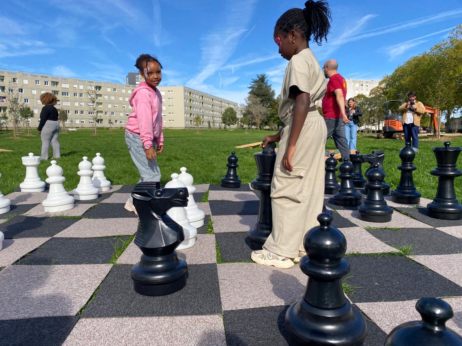 Avec Poitiers-Migné Échecs, proposez les bienfaits des échecs en classe dans votre établissement scolaire : en école, en collège, en lycée. Que vous soyez de Poitiers, Buxerolles, Sanxay, Tercé, Saint-Sauvant, Beaumont Saint-Cyr ou encore Chauvigny, nous intervenons sur l'ensemble du territoire de de Grand-Poitiers.